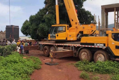 WCS a deployé une grue pour aider la communauté de Mbanindou, Damaro à installer le chateau d’eau